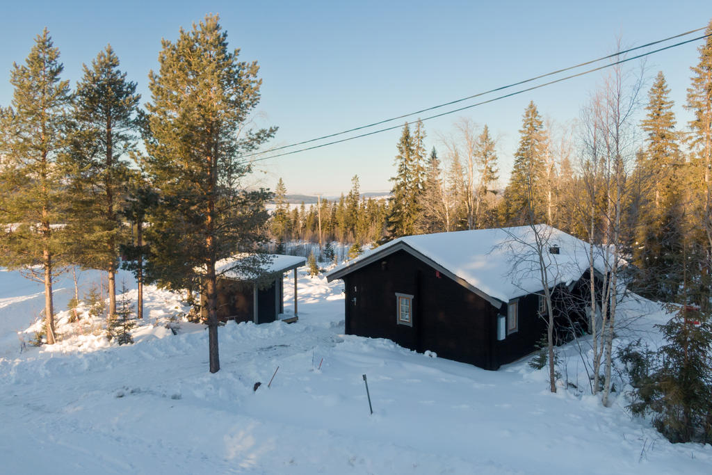Lugnt läge med närhet till både fjäll och vatten.