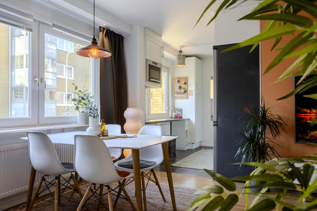 Från vardagsrum in mot kök