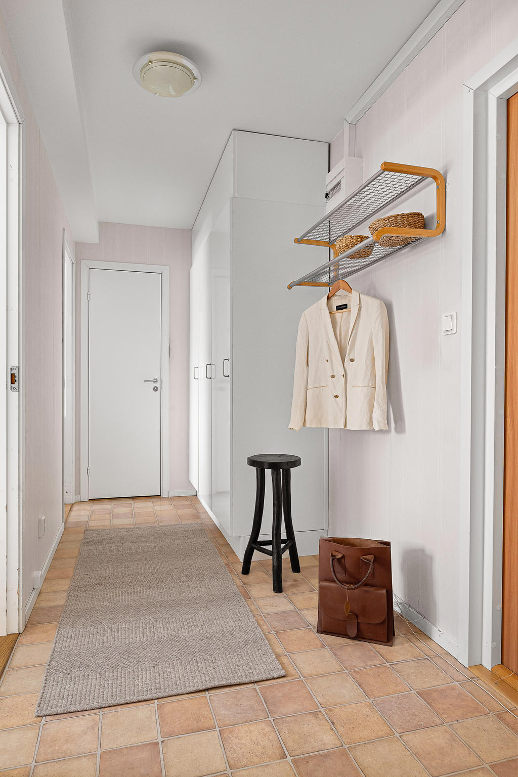 Hall med plats för förvaring samt garderober