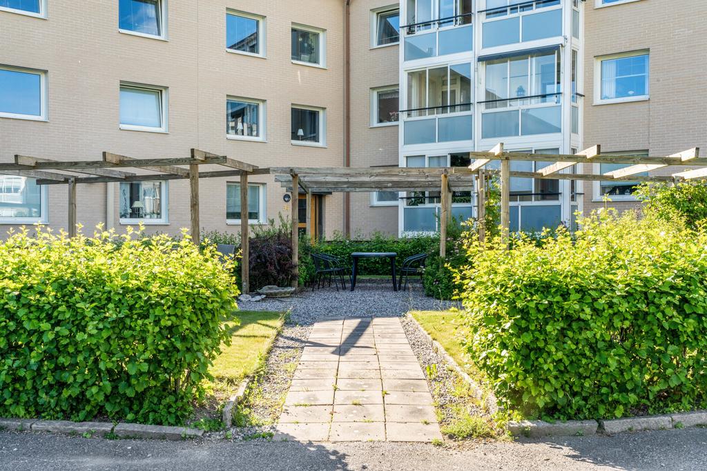 Del av innergården på sommaren