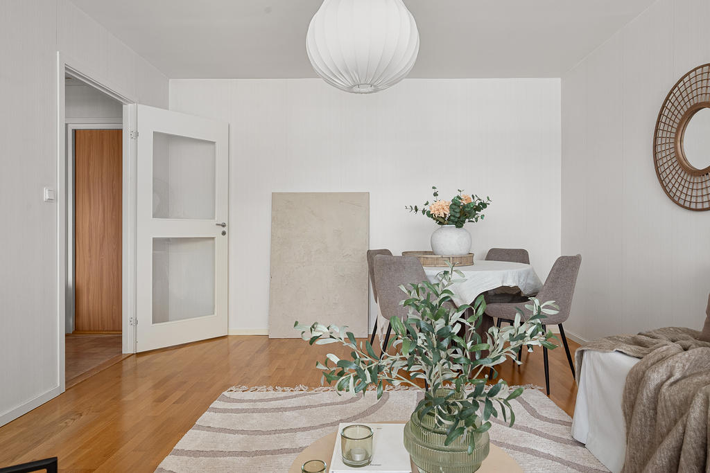 I vardagsrum finns plats för matbord och stolar samt soffhörna