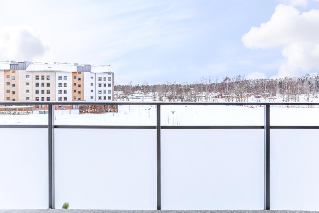 Bygglov för att bygga fler hus i linje med den motsatta byggnaden finns.