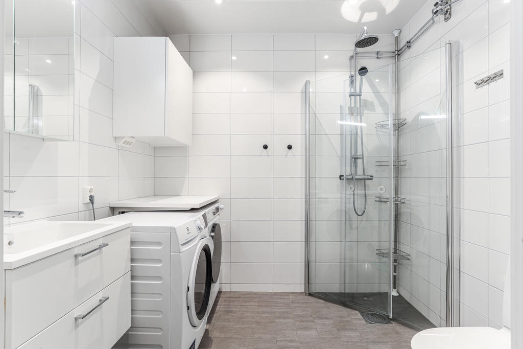 Tvättmaskingen på bilden ingår ej. Den kombinerade tvättmaskinen/torktumlaren ingår.