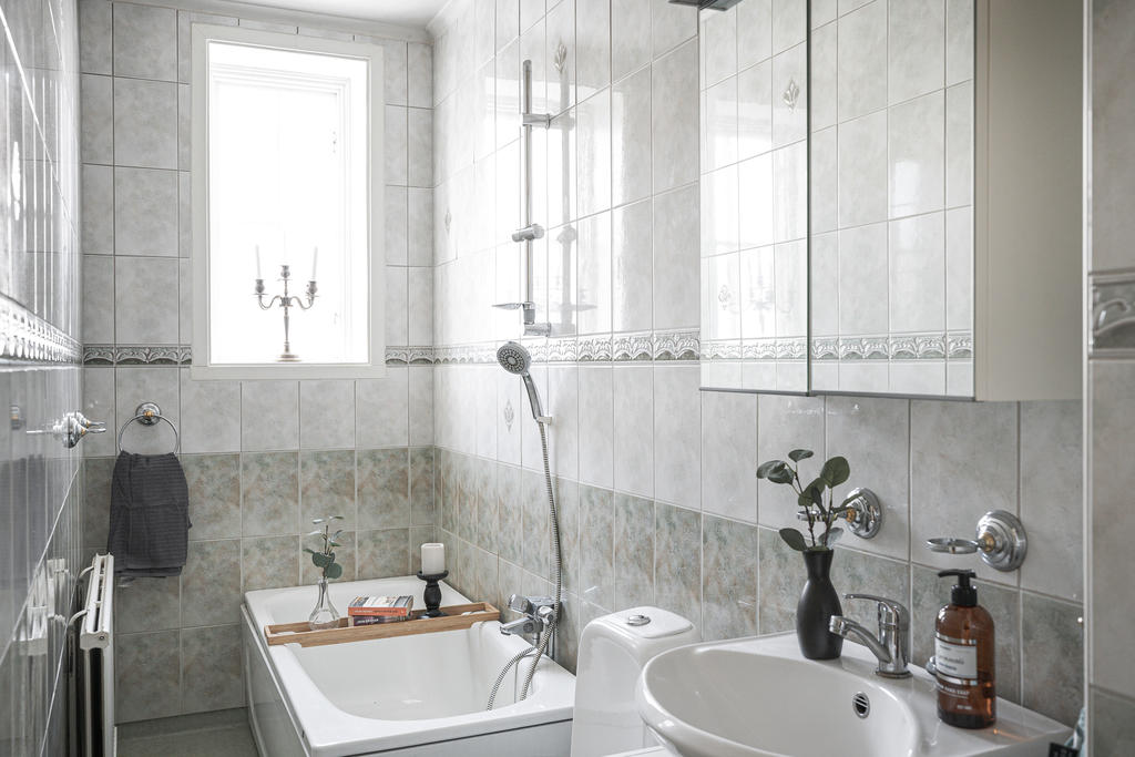 Helkaklat badrum med badkar