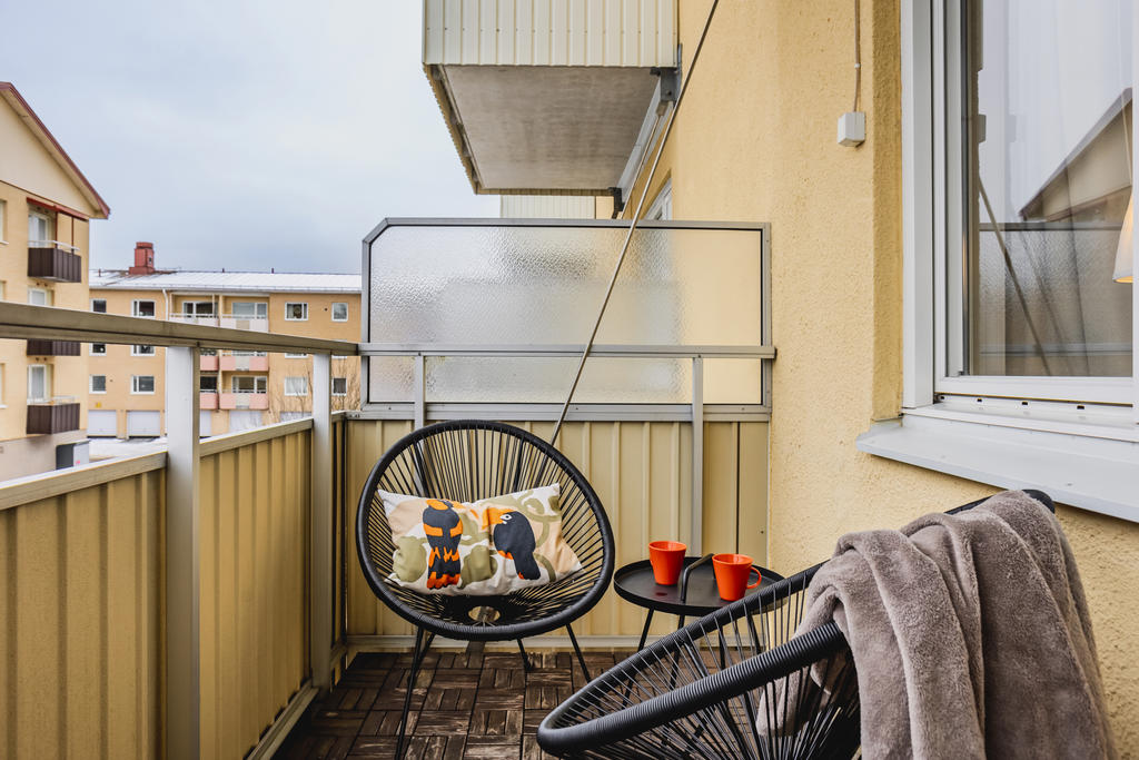 Balkong i västerläge mot innergården