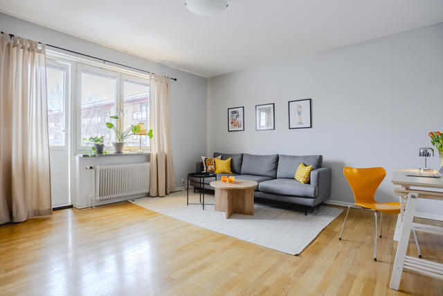 Ljust och trevligt vardagsrum med utgång till balkongen