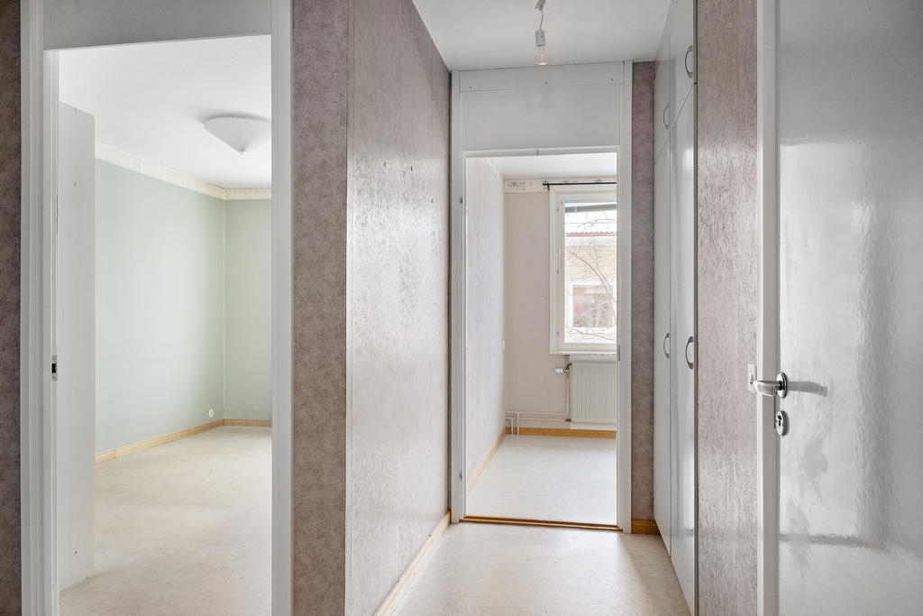 Inre hall med garderober.
