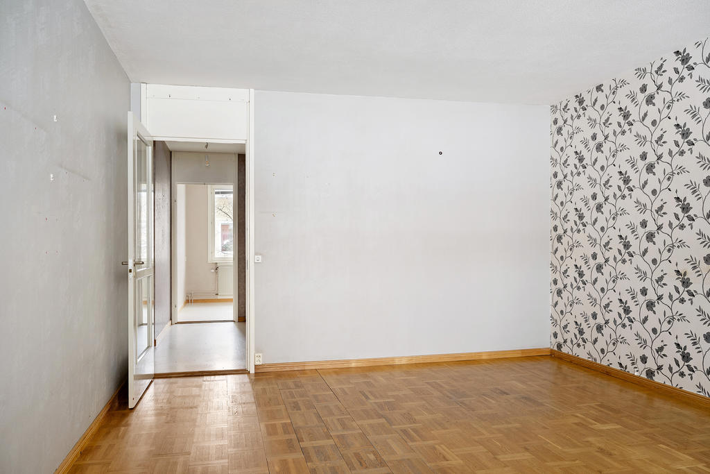 Den vackra stavparketten ligger kvar i vardagsrummet.