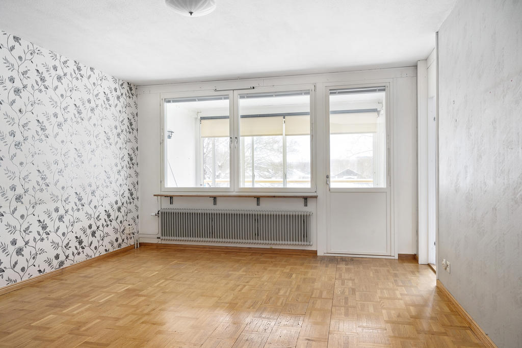 Vardagsrummet är stort nog att rymma såväl matgrupp som soffhörna.