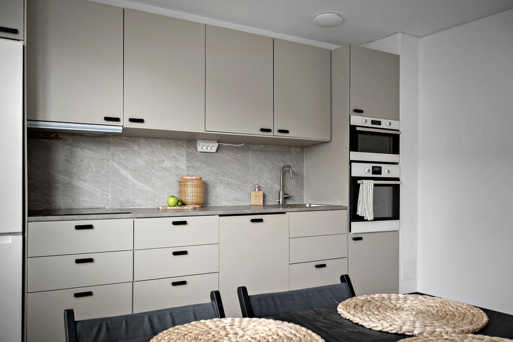 Helt nyrenoverat kök, fullt utrustat med induktionshäll, inbyggnadsugn mm. 