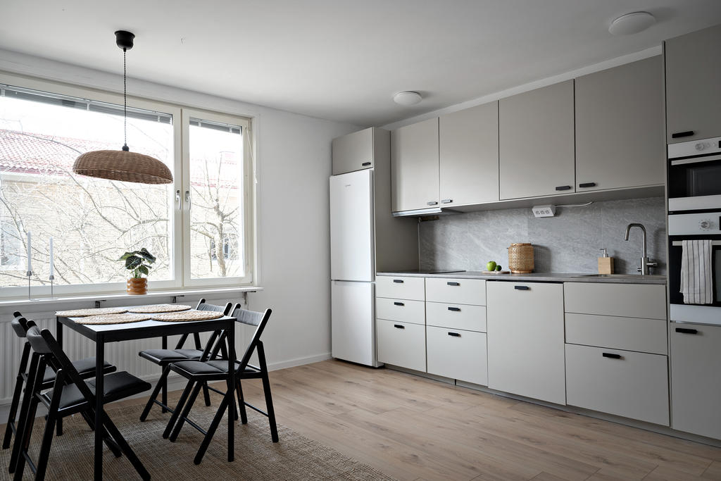 Köket är mycket rymligt och här får man plats med stor matgrupp om behov finns.