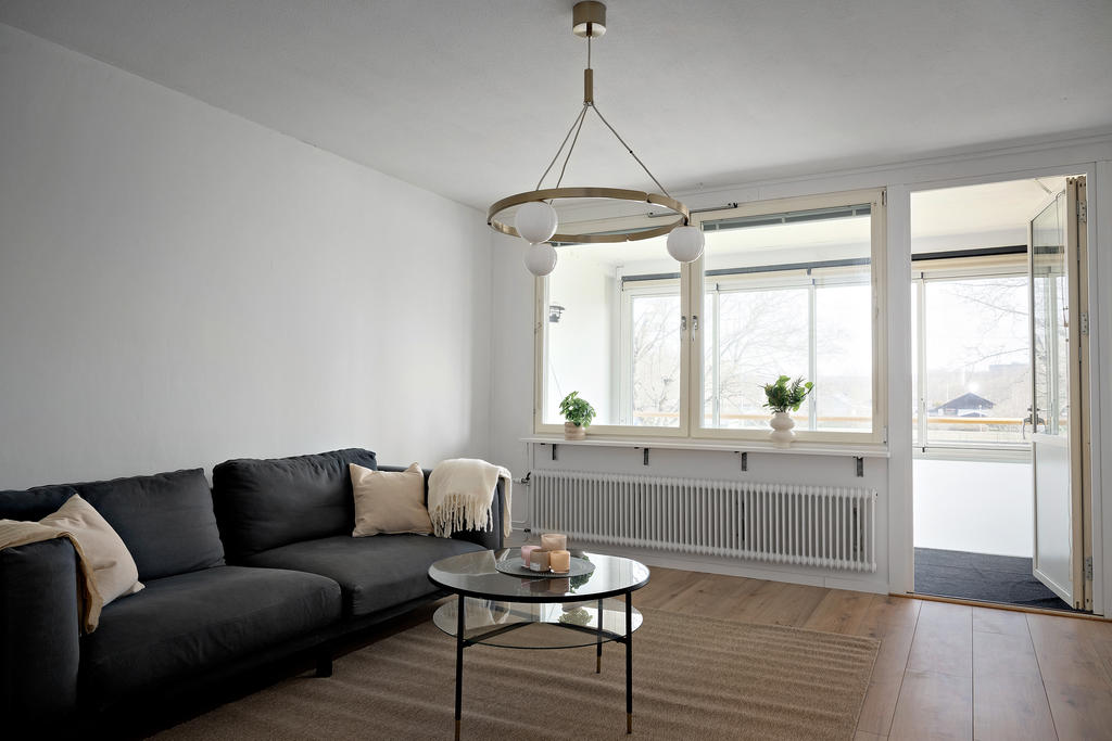 Vardagsrum med utgång till den inglasade balkongen.