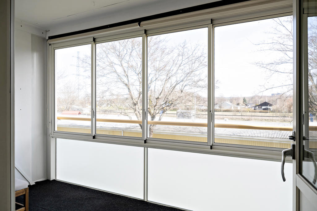 Den inglasade balkongen blir som ett extra rum i lägenheten under den varmare delen av året.