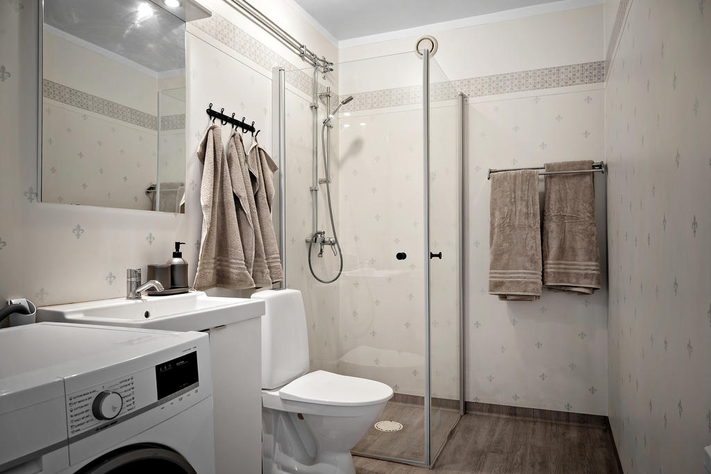 Fräscht badrum med tvättmaskin.