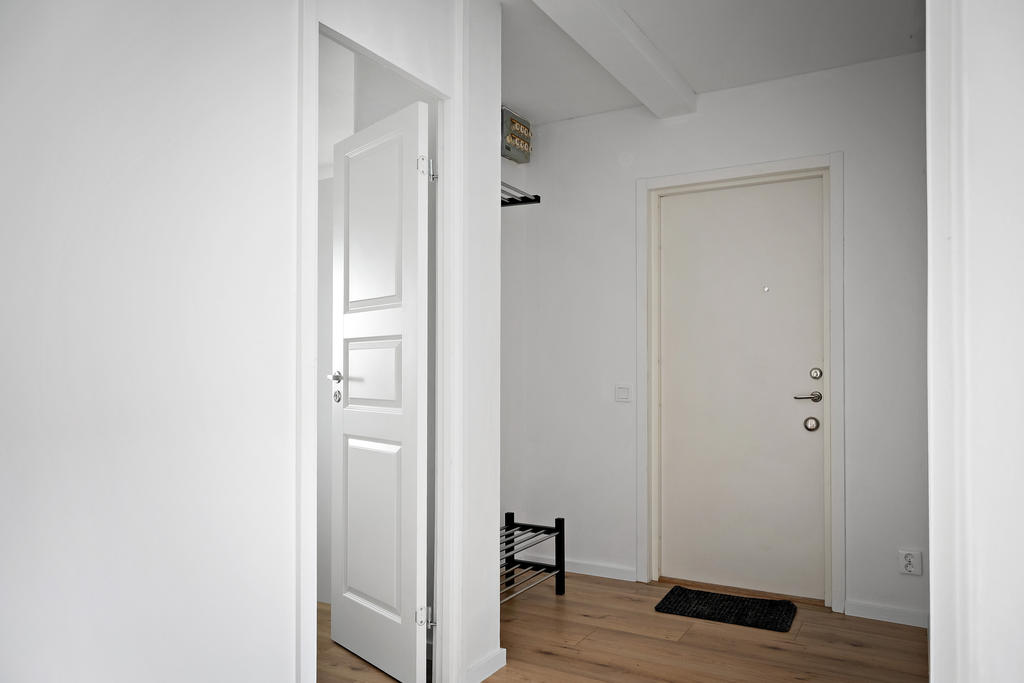 I hallen finns plats för avhängning/garderober.