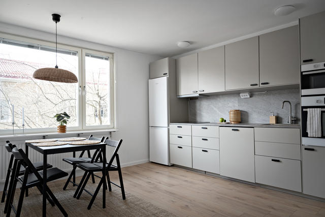 Köket är mycket rymligt och här får man plats med stor matgrupp om behov finns.