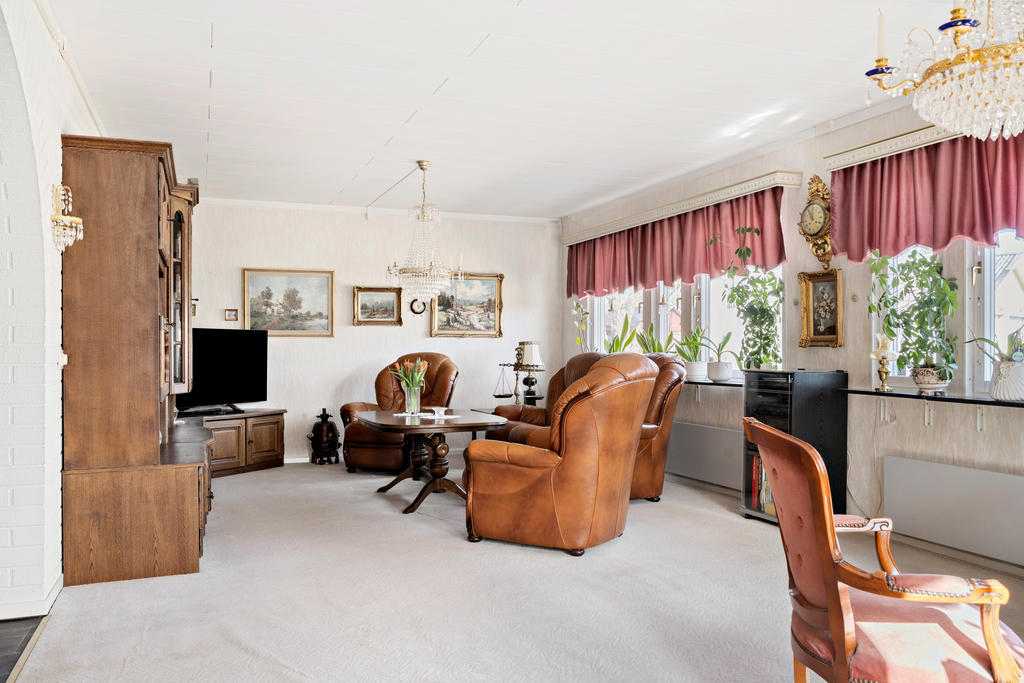 Vardagsrum med stort ljusinsläpp