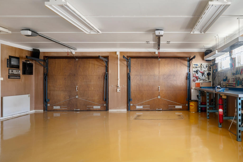Stort integrerat dubbelgarage