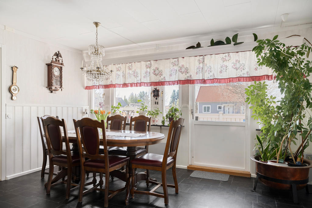 Matplats i köket. Utgång till altanen