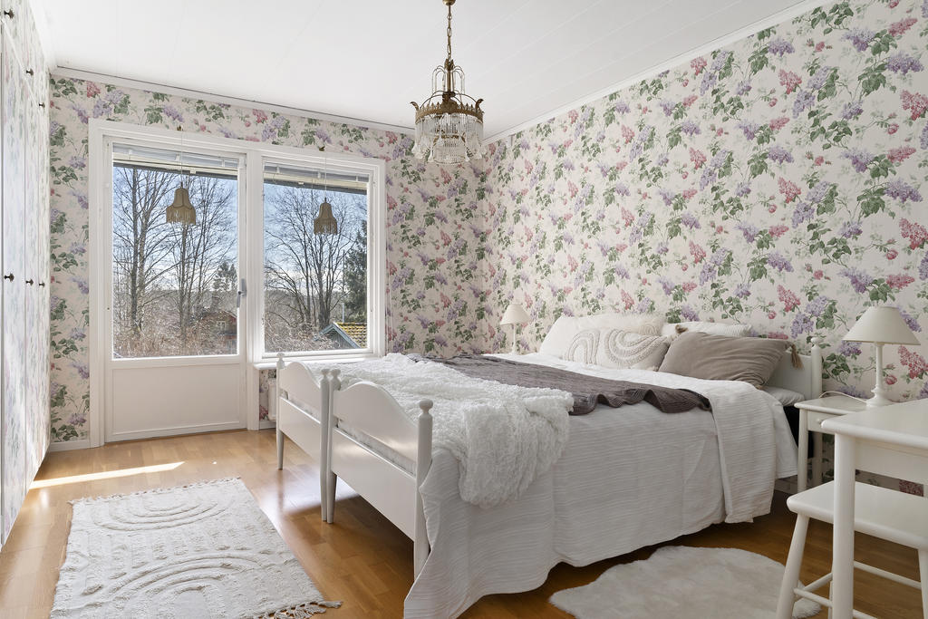 Det första av fyra sovrum i entréplanet