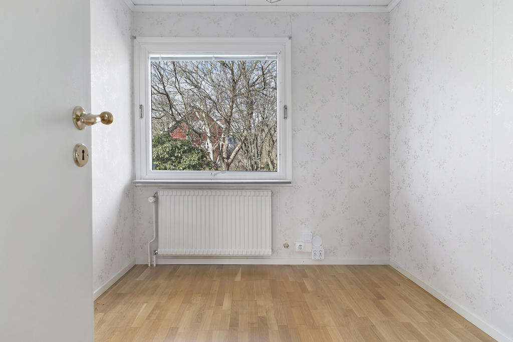 Tre av sovrummen har fina golv i   ekparkett