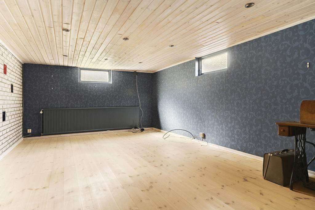 Bland annat två stora rum i källaren