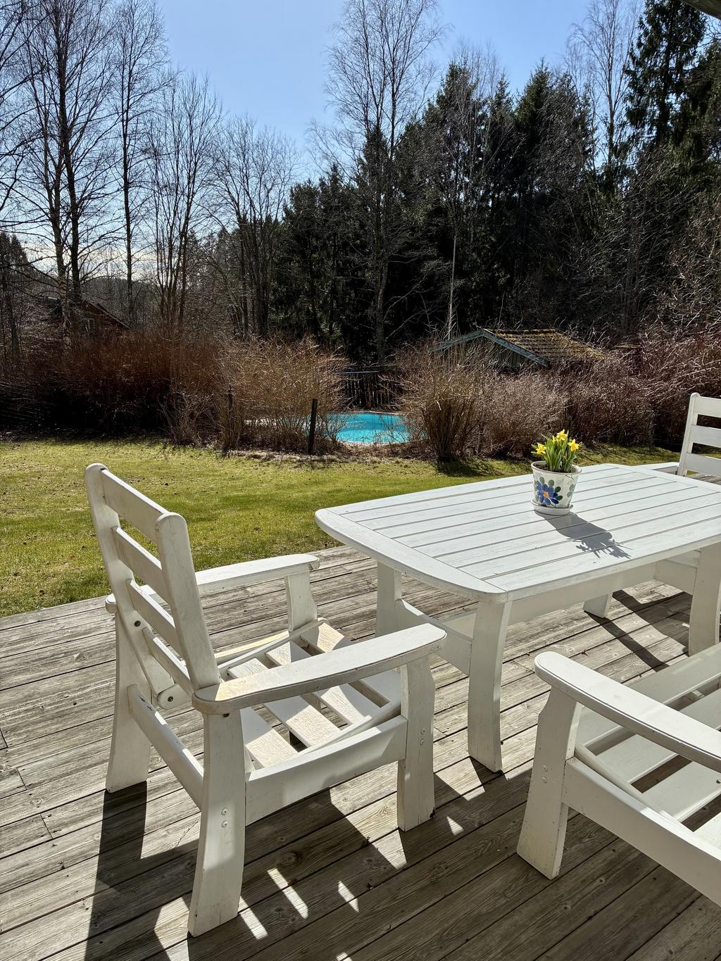 Utomhuspool, omgärdad av staket och grönska