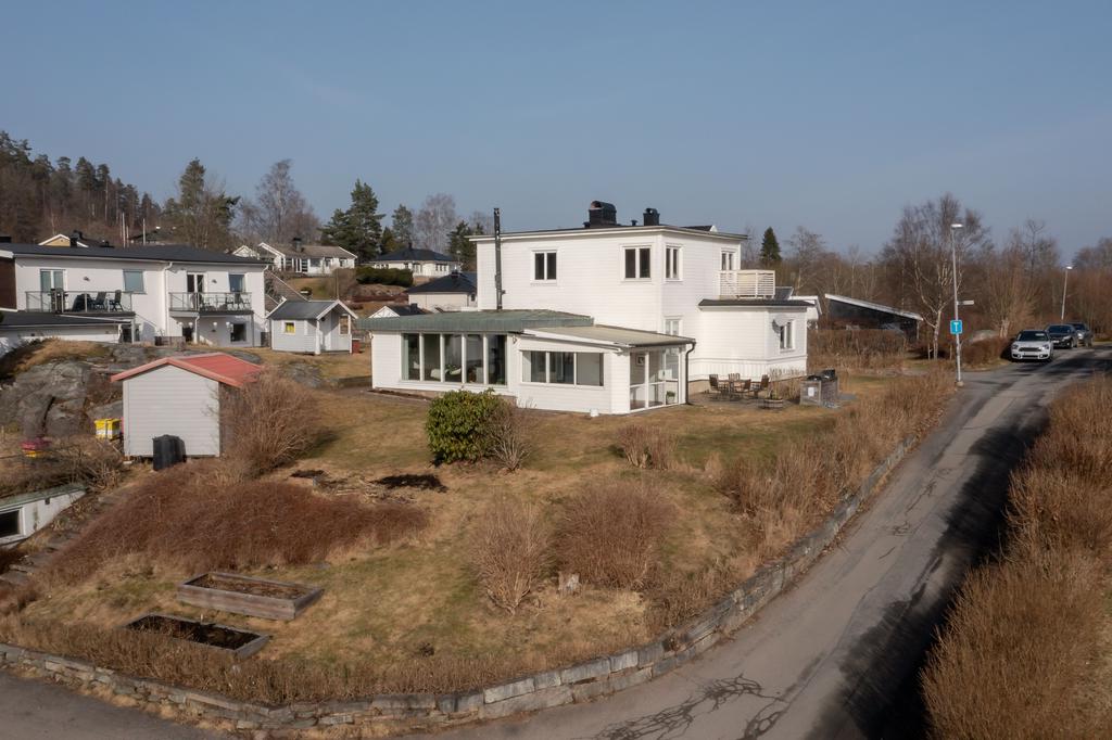 Högt läge på hörntomt , garaget skymtar längst ner i hörnet