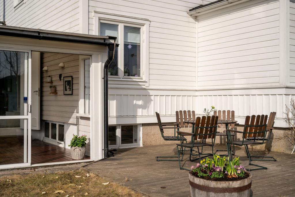 Uteplats i anslutning till uterummet 