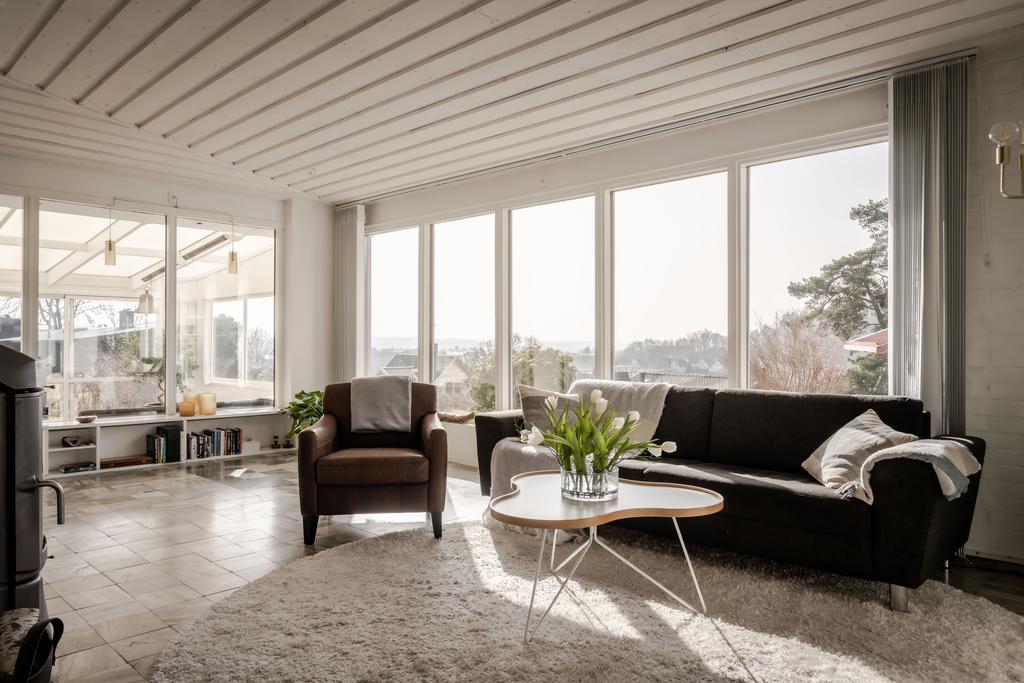 Fint vardagsrum med marmor på golvet 