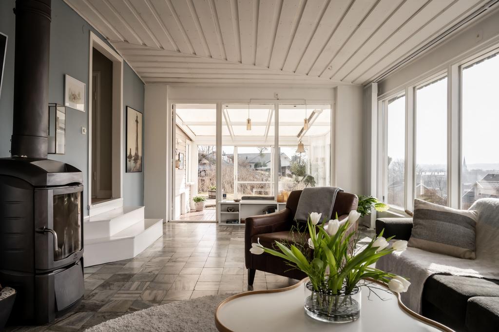 Här finns en braskamin och utgång till inglasad altan.