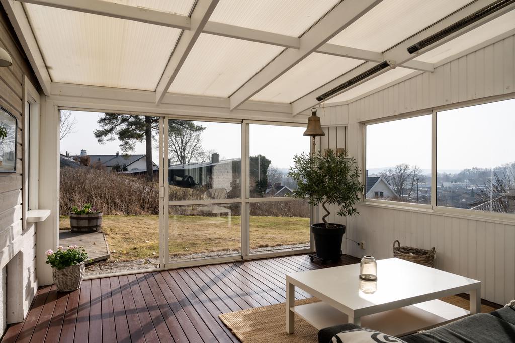 Uterum med utgång till trädgård och altan