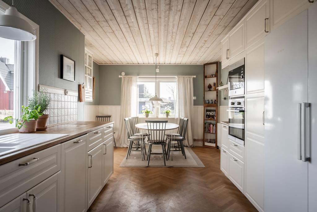 Stort kök med plats för matbord 