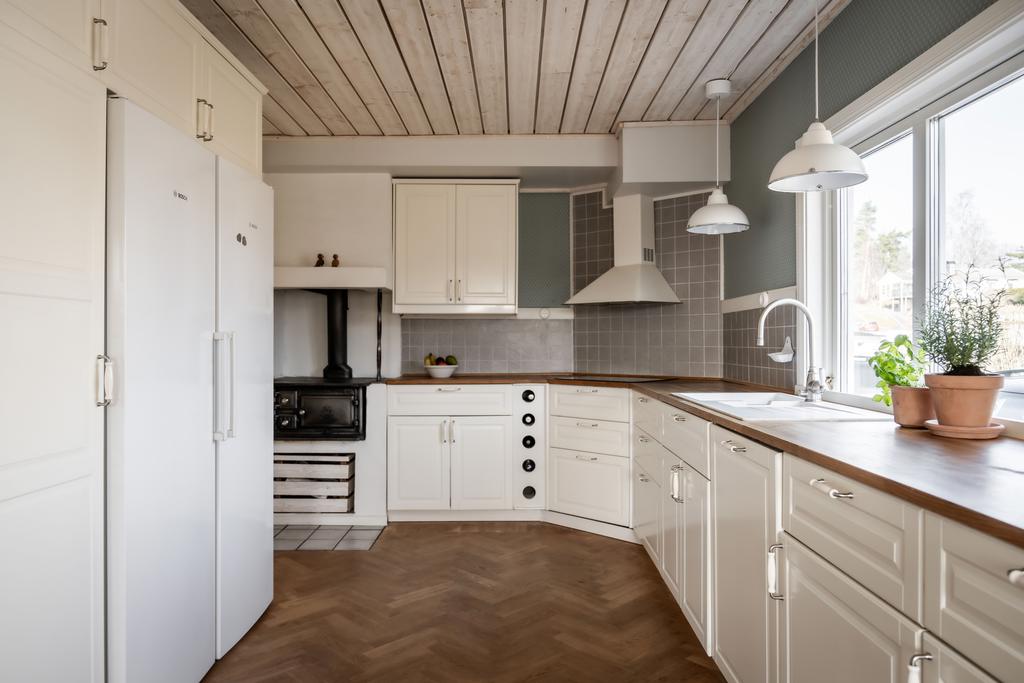 Gott om bänkyta och skåpsförvaring 