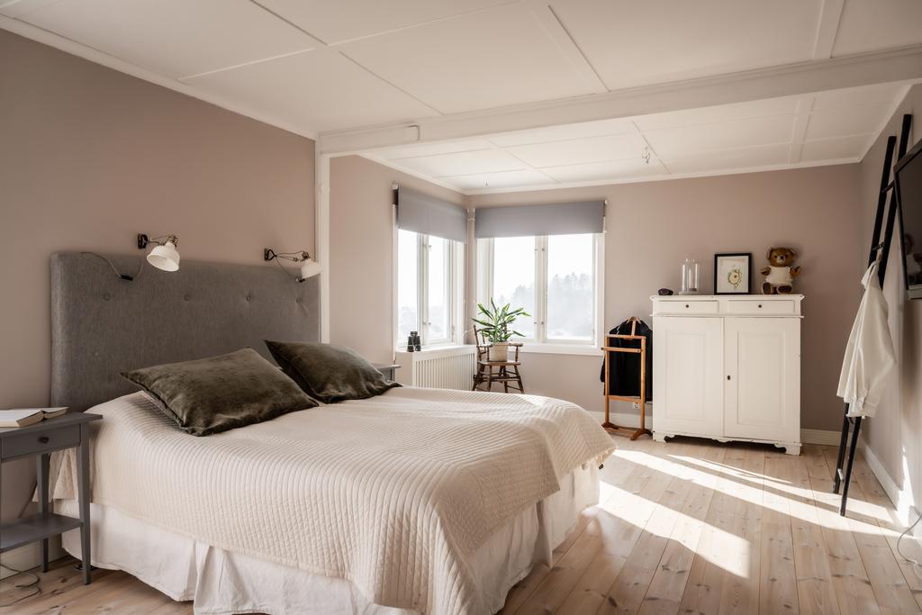 Sovrum 3 , har varit två sovrum innan  går enkelt att sätta upp en vägg för att få ett extra sovrum.