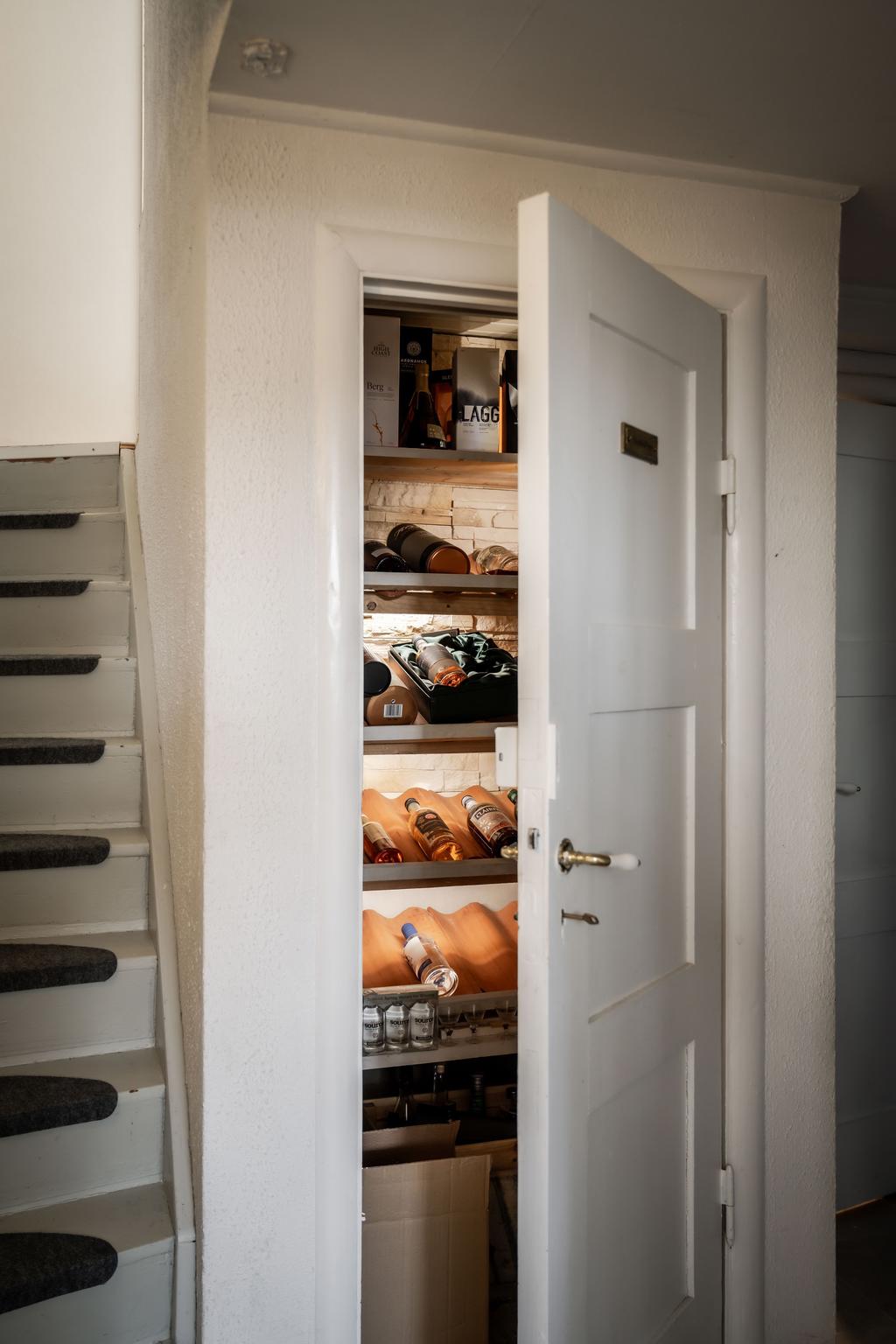 Liten vinkällare under trappan i källaren