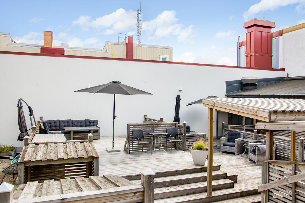 Föreningens lugna innergård med gott om sittplatser och gemensam grill