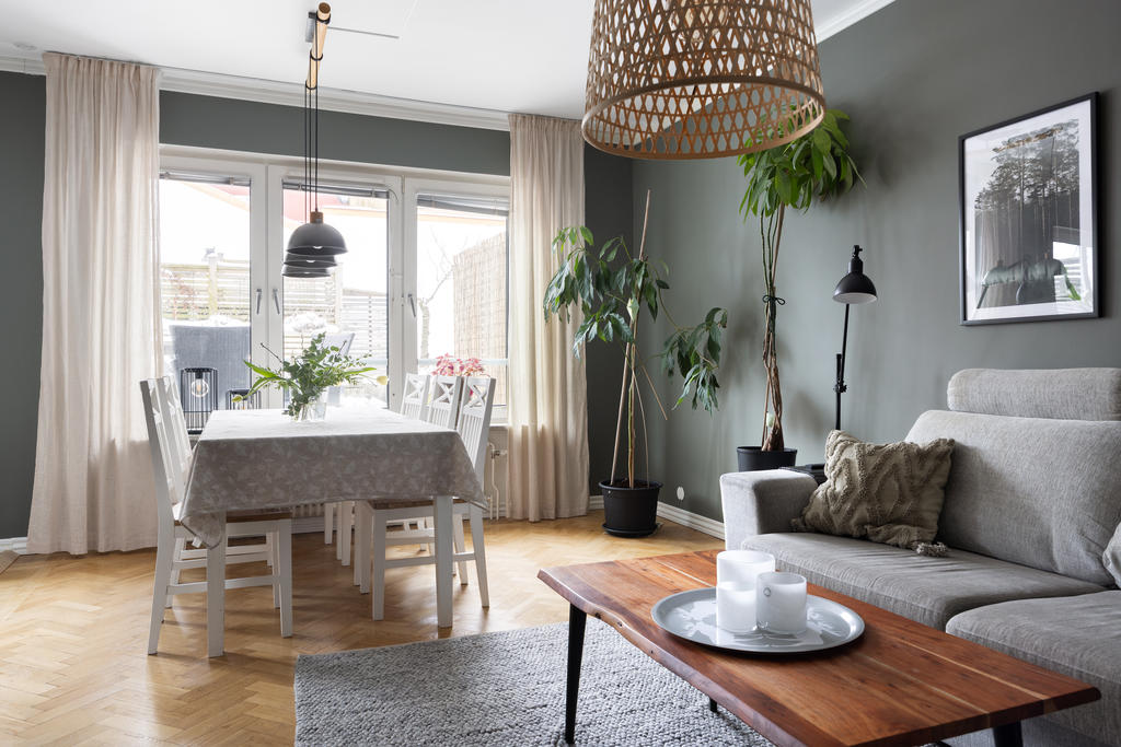 Vardagsrum med plats för både soffgrupp och matbord