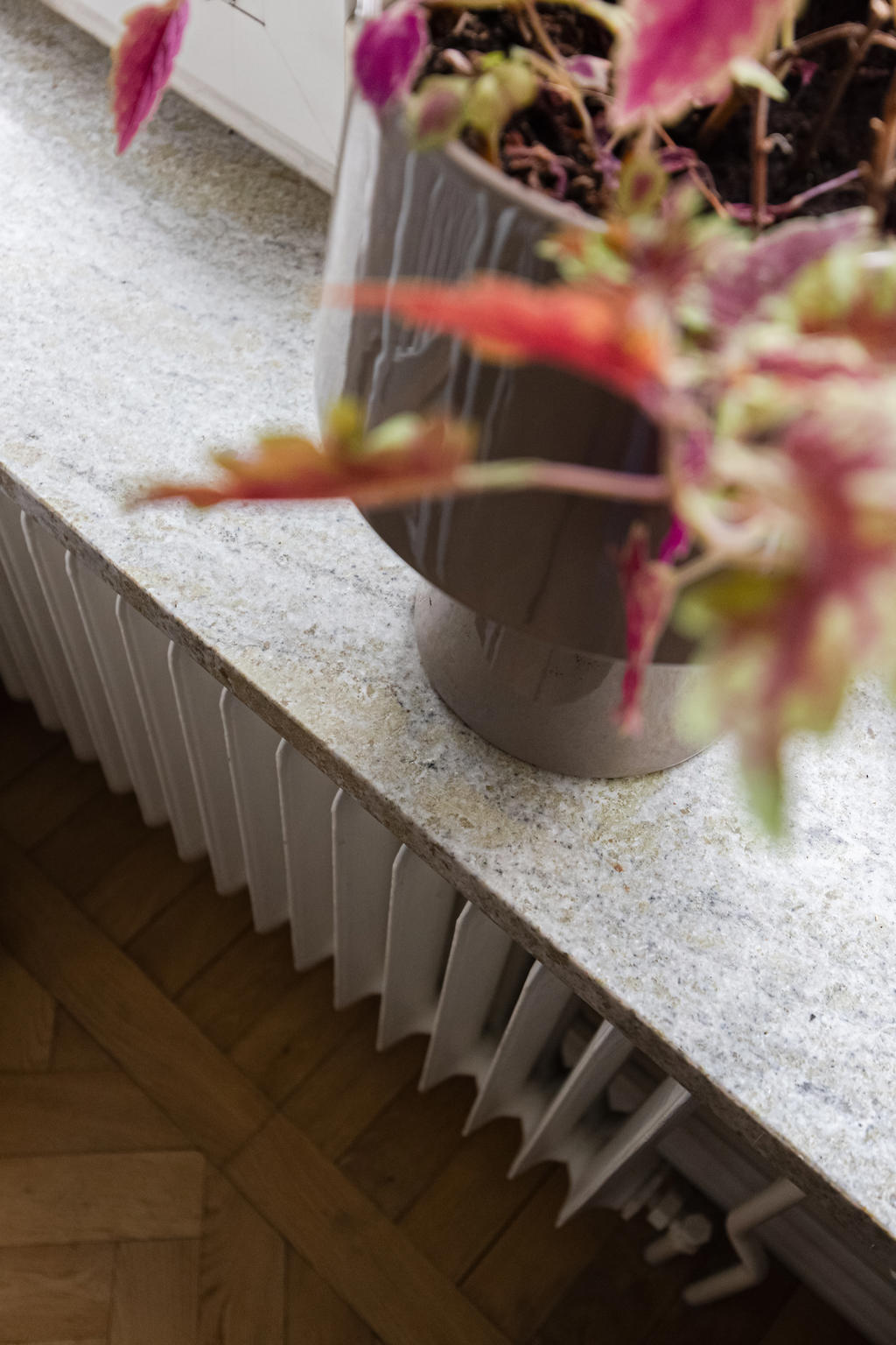 Vackra fönsterbrädor i sten och fiskbensparketrtgolv