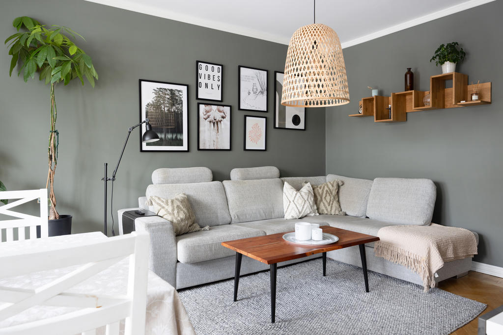 Fiskbensparkettgolv och målade väggar i en lugn salviagrön kulör