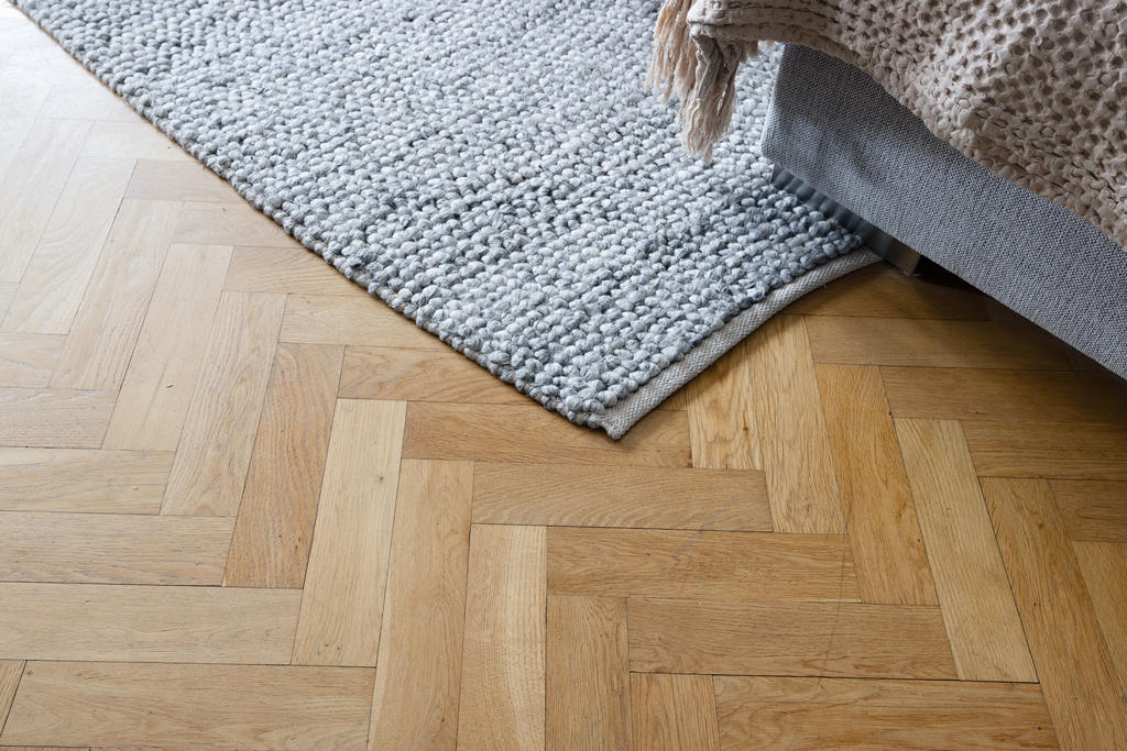 Vackert fiskbensparkettgolv i vardagsrummet