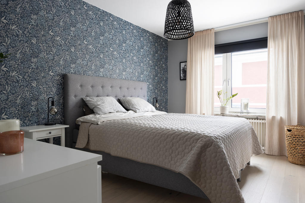 Stort sovrum med inbyggda garderober och plats för både dubbelsäng, sängbord och förvaringsmöbel.