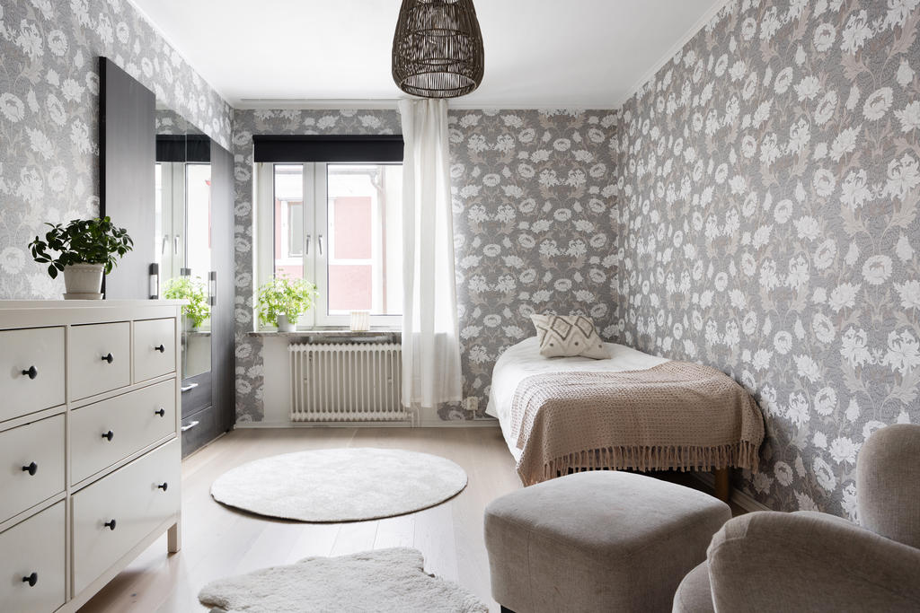 Praktiskt med inbyggda garderober och gott om plats för både säng och förvaringsmöbel eller skrivbord