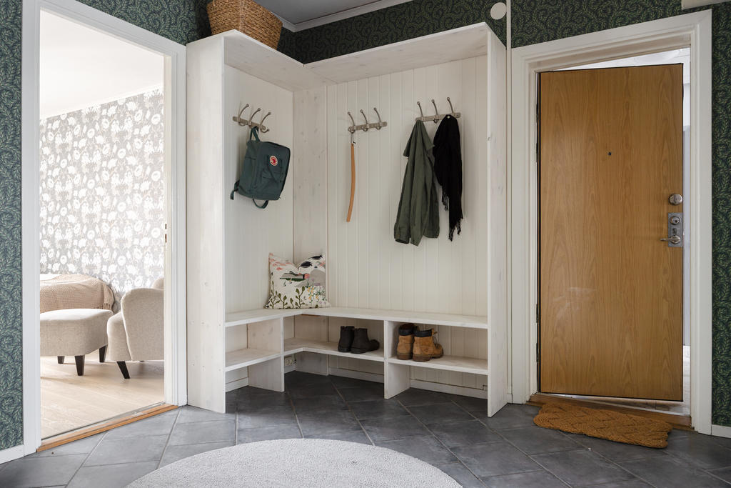 Hall med platsbyggd avhängningsmöbel