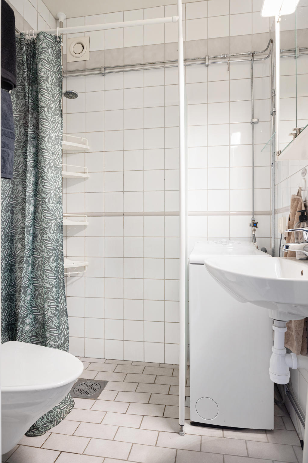 Badrum med tvättmaskin