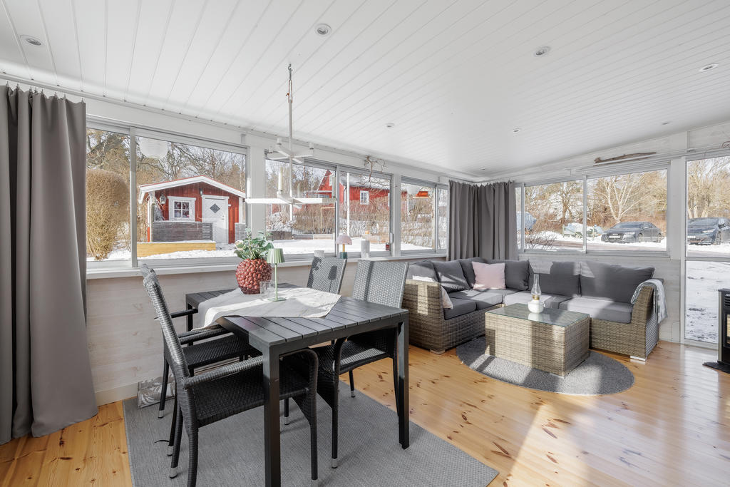 Stort inglasat uterum som används från tidig vår till sen höst