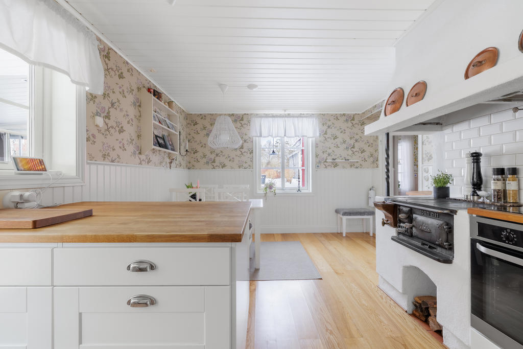 Fina ljusinsläpp och mysig vedspis