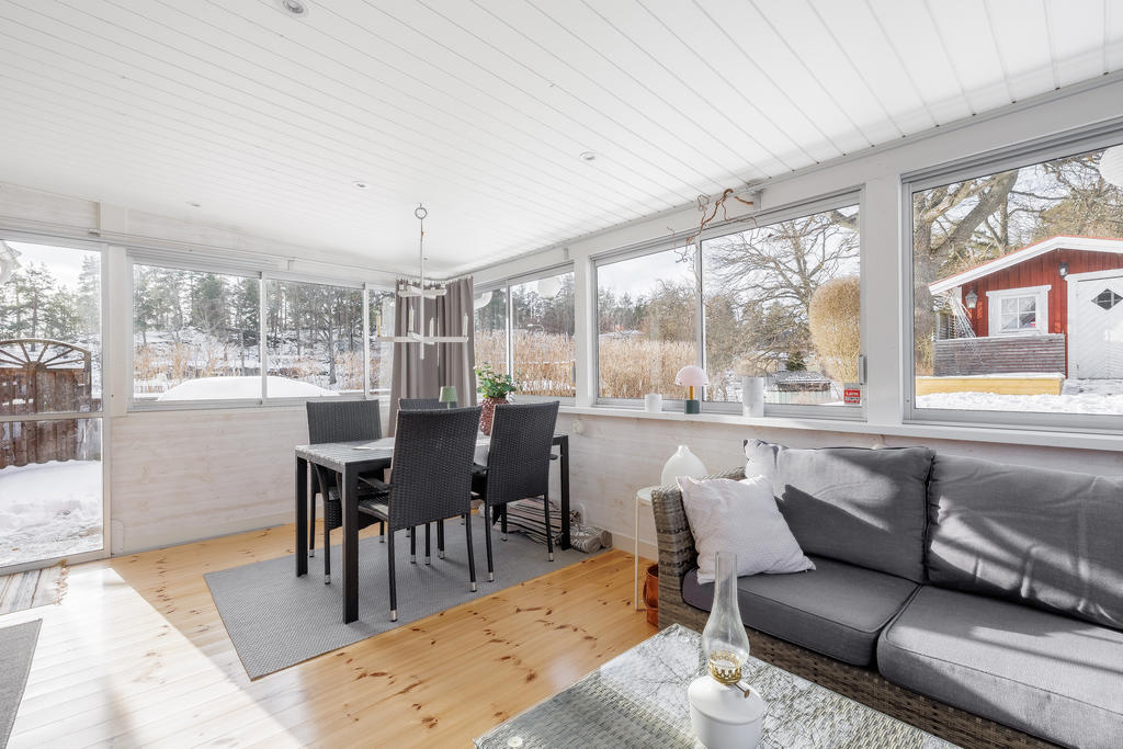 Stort inglasat uterum som används från tidig vår till sen höst