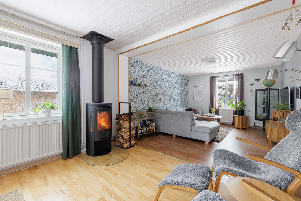 Rymligt vardagsrum/matrum med braskamin i mitten