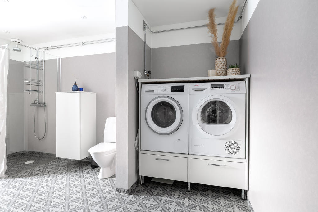 Badrum med tvättmaskin och torktumlare